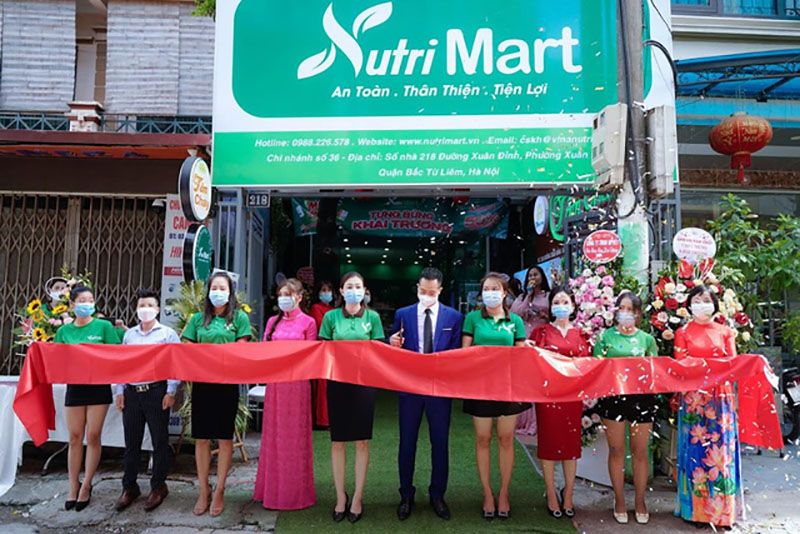 Lãnh đạo Vinapharma – Group và Green Daddy cùng cắt băng khai trương một siêu thị Nutri Mart tại Hà Nội